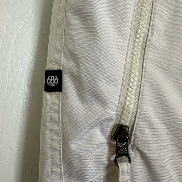 686 Men's White Cargo Snow Pants - Picture 4 of 11